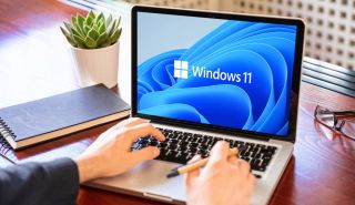 在 Apple MacBook 筆記本電腦上運(yùn)行的 Microsoft Windows 11。