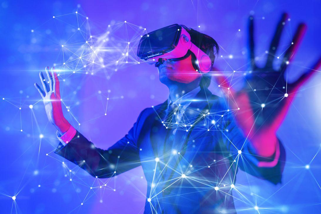 一個(gè)穿著西裝的男人戴著 VR 耳機(jī)。