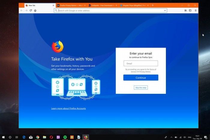 Mozilla今日面向所有支持的桌面平臺發(fā)布了Firefox 62正式版，雖然舊版本目前仍未開放升級通道，但心急的用戶可以前往服務(wù)器下載最新版本。新版Firefox強化了同步功能，允許用戶斷開服務(wù)移除收藏夾、訪問歷史、密碼、cookies和緩存等數(shù)據(jù)。   此外，在“漢堡”菜單中新增了追蹤保護(hù)的開關(guān)，在 開發(fā) 者工具中引入了三個面板的窗口查看器。對于普通用戶來說，最為重要的改進(jìn)是新標(biāo)簽的配置，自該版本開始新標(biāo)簽頁可以配置顯示熱門 網(wǎng)站 、高亮、Pocket數(shù)據(jù)，以及選擇多少行數(shù)據(jù)顯示等等。   新版本中最為實用的改進(jìn)是位于地址欄右側(cè)的“ Clear Site Data and Cookies”選項，能允許用戶為已經(jīng)加載的網(wǎng)站刪除數(shù)據(jù)。這意味著該頁面的數(shù)據(jù)能夠輕松刪除，而不需要清除整個瀏覽會話。