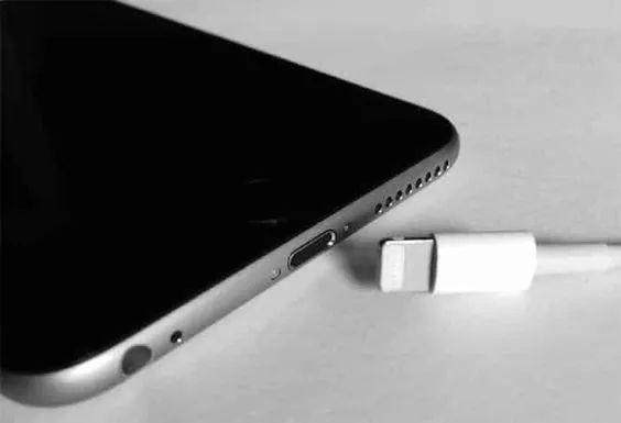 手機(jī)電量忽然掉很快？知道原因前你需要這樣做